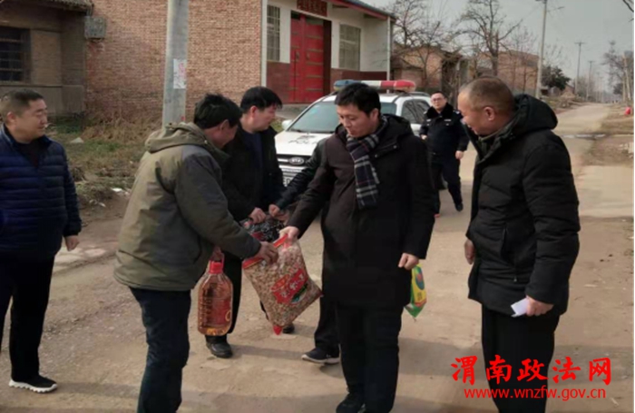 临渭区司法局春节前走访慰问社区矫正对象316