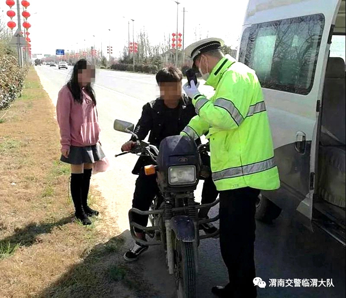 临渭交警大队小什中队根据辖区特点，特制定整治摩托车交通违法行为的工作方案，重点整治摩托车不戴安全头盔、无牌无证、摩托车违法载人上路等交通违法现象。