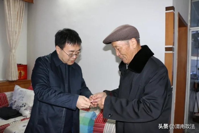 临渭区人民检察院党组走访慰问退休老干部（图）
