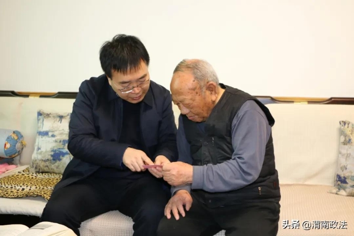 临渭区人民检察院党组走访慰问退休老干部（图）