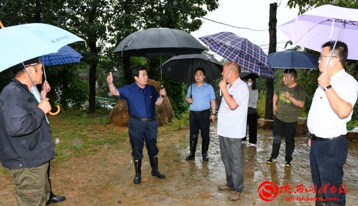临渭区委书记刘宝琳冒雨实地检查防汛工作（组图）