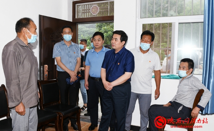 临渭区委书记刘宝琳冒雨实地检查防汛工作（组图）