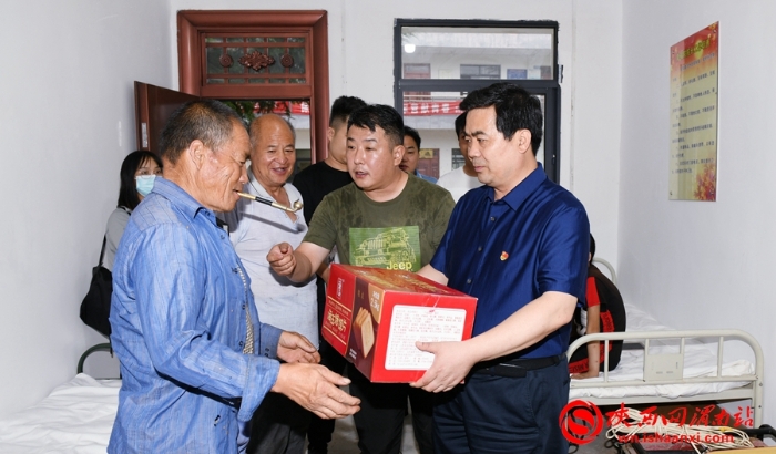 临渭区委书记刘宝琳冒雨实地检查防汛工作（组图）