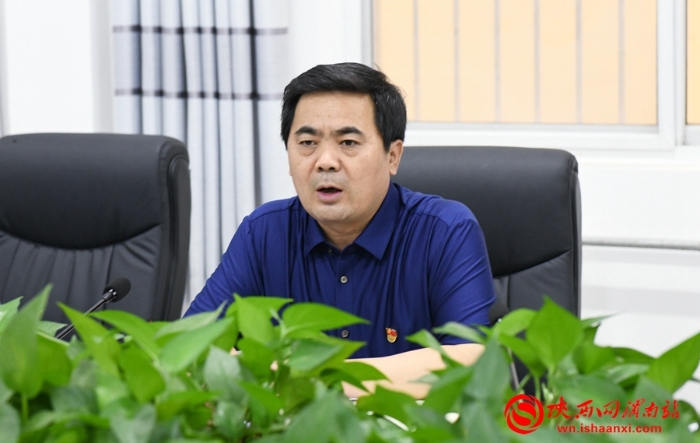 临渭区委书记刘宝琳冒雨实地检查防汛工作（组图）