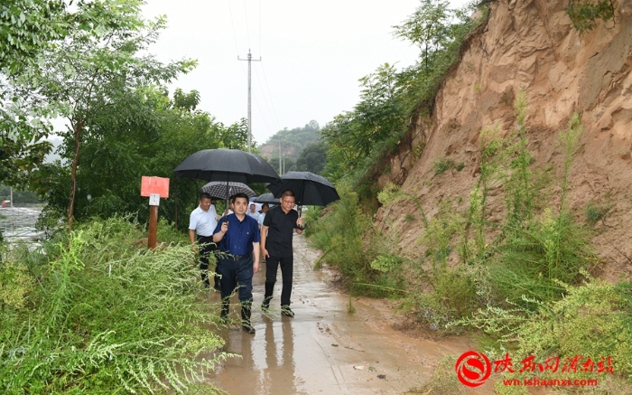临渭区委书记刘宝琳冒雨实地检查防汛工作（组图）