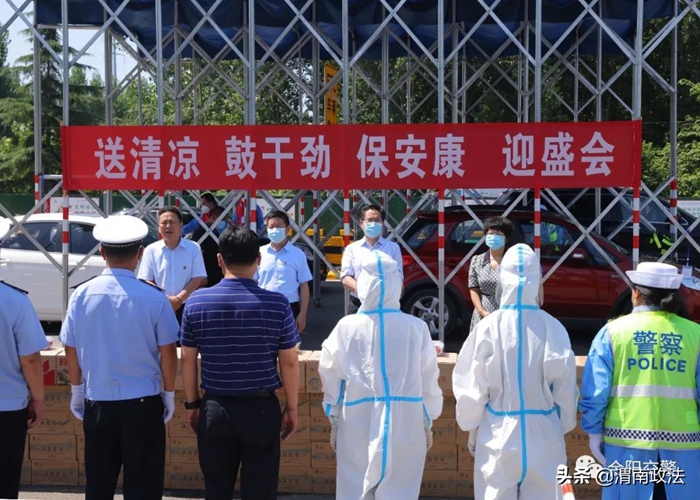 合陽縣縣委書記鄧寬社、縣長趙超慰問高溫堅守一線交警。