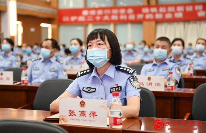 渭南市公安局政治部宣传处处长张燕萍观看比赛。
