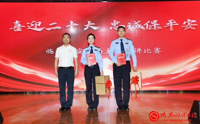 17区委宣传部副部长吴涛为二等奖获得者颁奖。记者 许艾学 摄