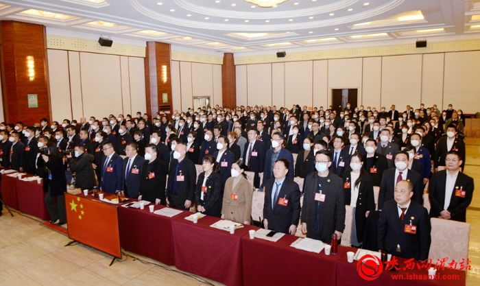 18 大会闭幕，全体起立，奏唱《中华人民共和国国歌》。